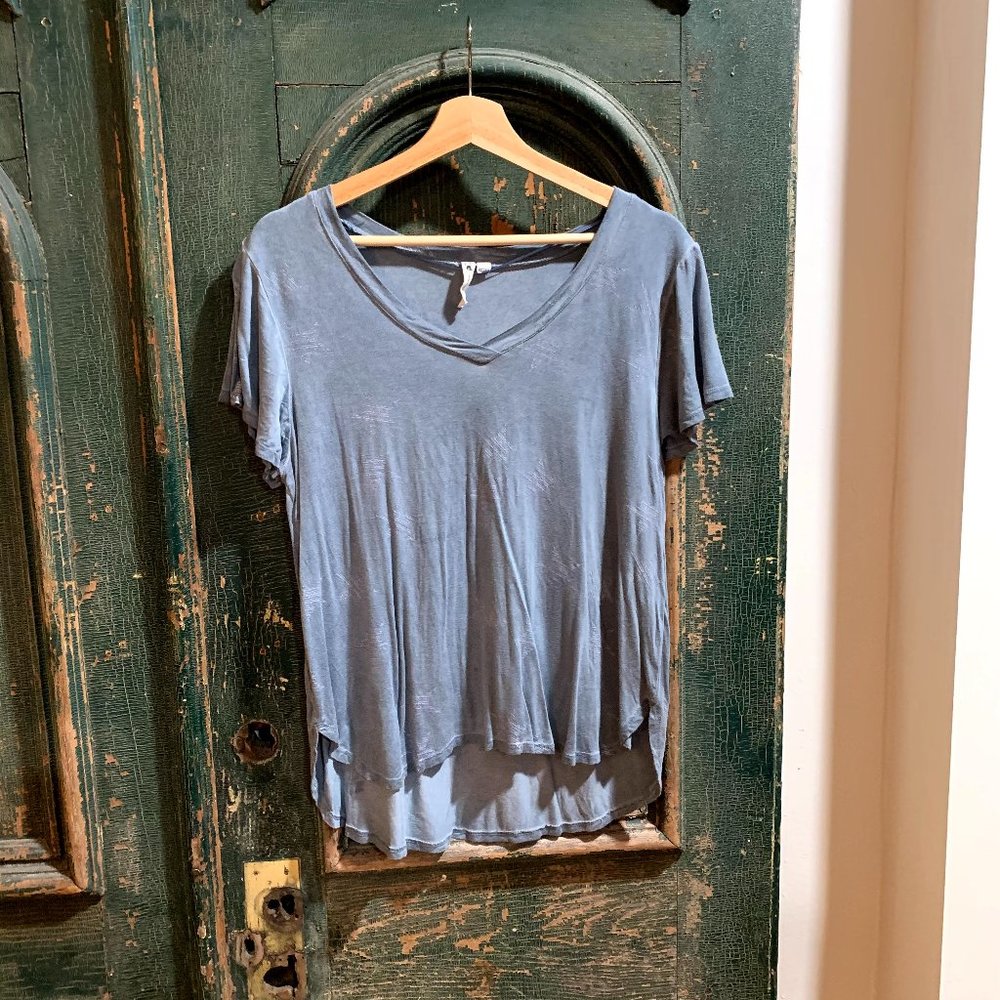 Cable and Gauge V-Neck Star Top Size L